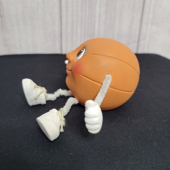 Vintage 80s Kitschy Anthromorphic Ceramic Basketball Dude Shelf Sitter - Picture 4 of 6